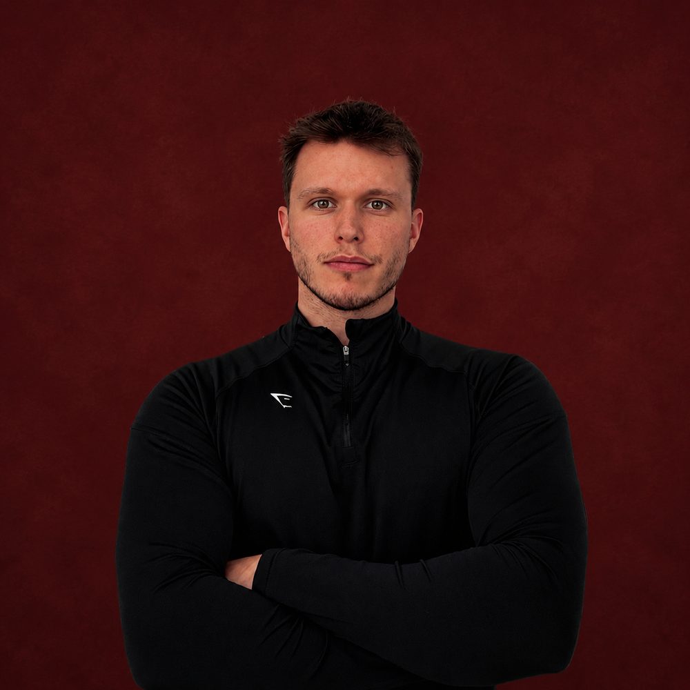 Nathan Cousin, coach sportif, bras croisés